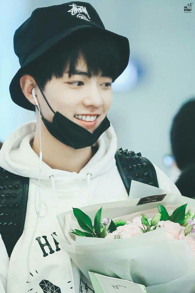 肖战图片高清手机壁纸 笑起来(肖战2022壁纸超清全面屏)-天晟网