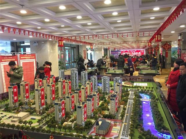 面对债务危机，王健林通过卖资产成功自救，为什么许家印却不行？