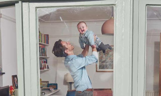 宝宝看到外人先喊“口罩”？疫情时代对婴儿大脑的影响太大了