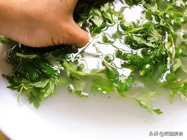 小苏打粉怎么做？洗野菜放点盐还要放点小苏打粉吗，让人一看就懂的文章