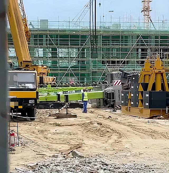 难得一见的55吨越野吊车在工地被干翻两次