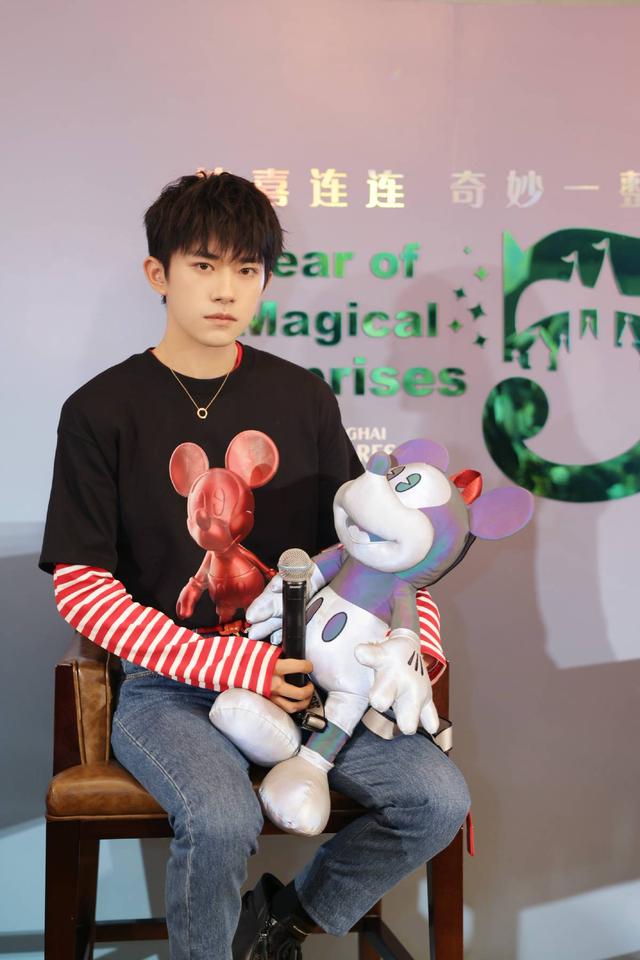 易烊千玺出关:易烊千玺刚出关，便化成迪士尼在逃王子，粉丝却羡慕他怀中的米奇