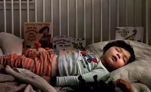 5岁男童幼儿园熟睡中身亡！医生曝光原因……很多家长都在犯！