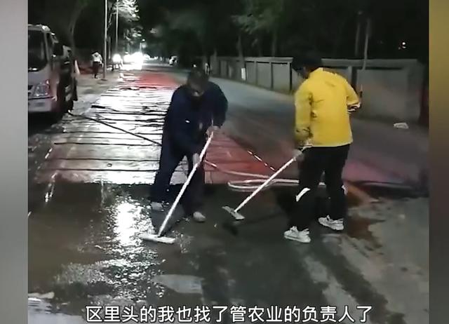 秋收车辆上路因带泥被罚1万2 种植户 要求清洗车辆轮胎 路面铺地毯 新闻时间