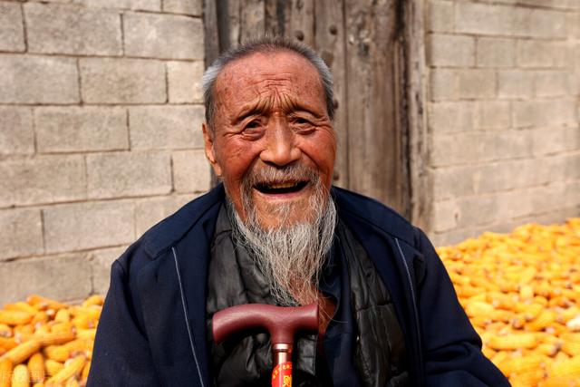 百岁老人谈长寿秘诀：不委屈自己，每天半斤白酒，顿顿吃回锅肉