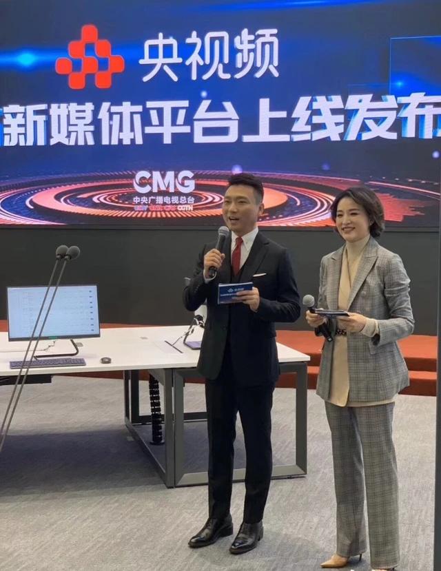 央视一姐董卿高调现身！新发型温柔感藏不住哪像快50，随便拍都美