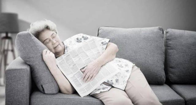 上年纪后疾病加速爆发！牢记“不睡两觉，远离两水”，为长寿助力