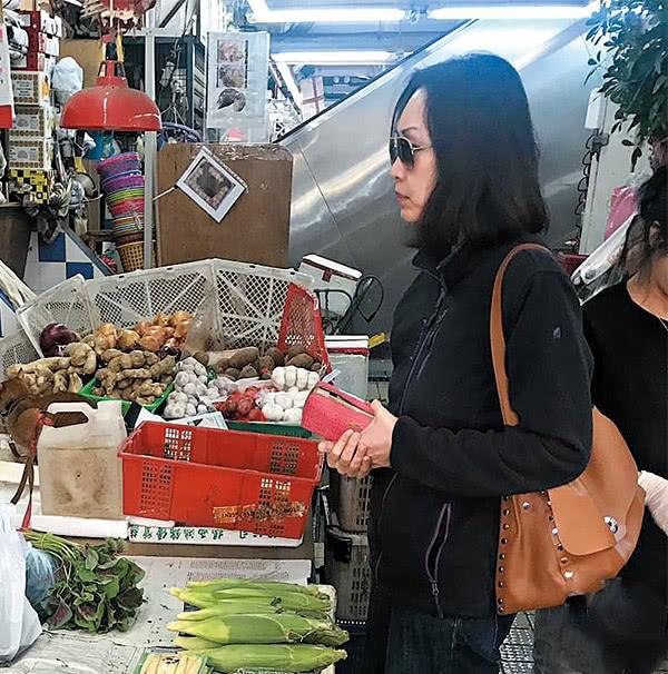 无论是天王巨星还是TVB绿叶，到了菜市场都只是普通熟客街坊！