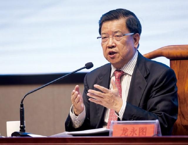 中国入世谈判中，朱镕基一拍桌子：龙永图，你不要再递条子了