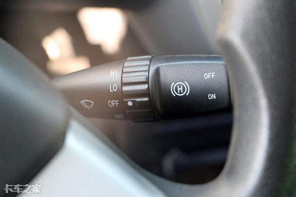 拉砂石料自卸车