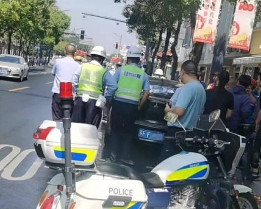 必须要惩罚 一私家车贴 神风 标志招摇过市 最终怎么处罚 全网搜