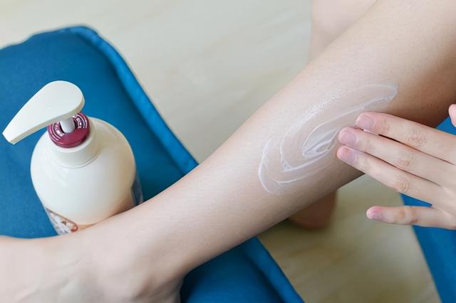 拿身体乳涂在脚上拿塑料包着