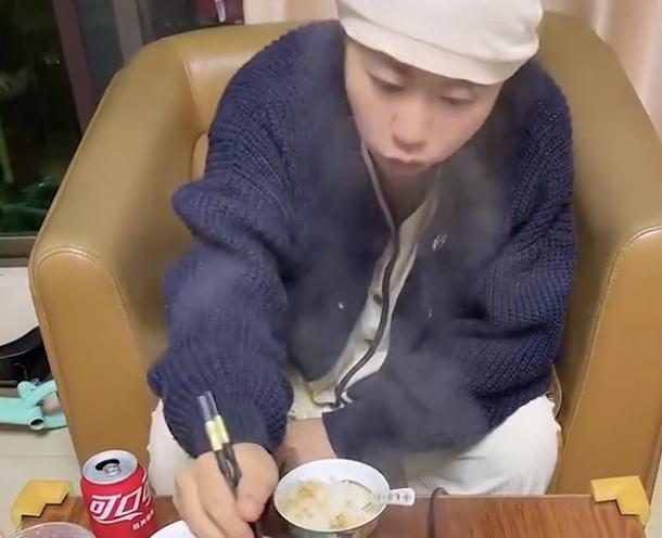 广东一女子产后家人给她做火锅解馋！婆婆：只要新鲜啥都可以吃