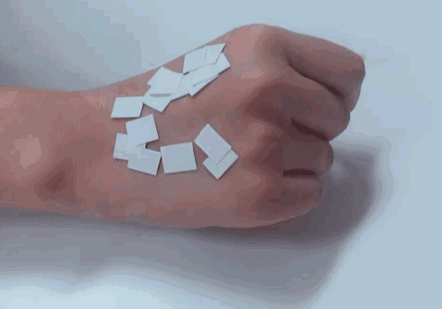 手背皮肤就长鸡皮一样