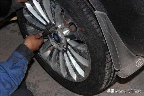 汽车在右转弯时候哪个轮胎不转(汽车在右转时哪条轮胎不转)