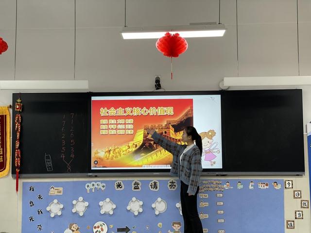 绘童心筑国梦——汉江实验学校幼儿园举行百米画卷主题活动