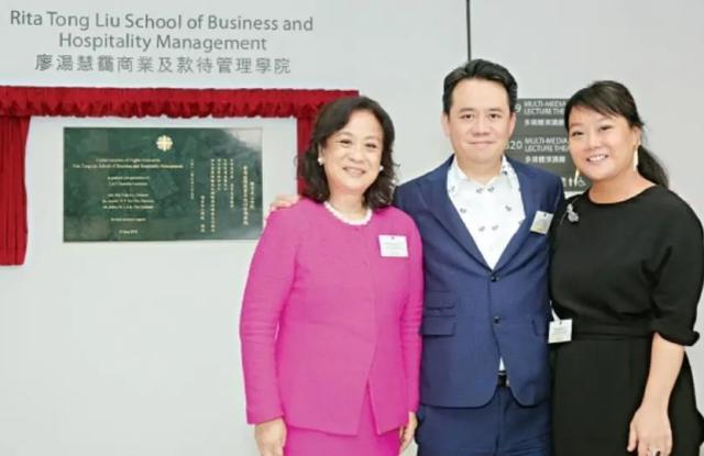 25年前，她用买豪车的钱，买了180个车位，靠租金赚了百亿身家