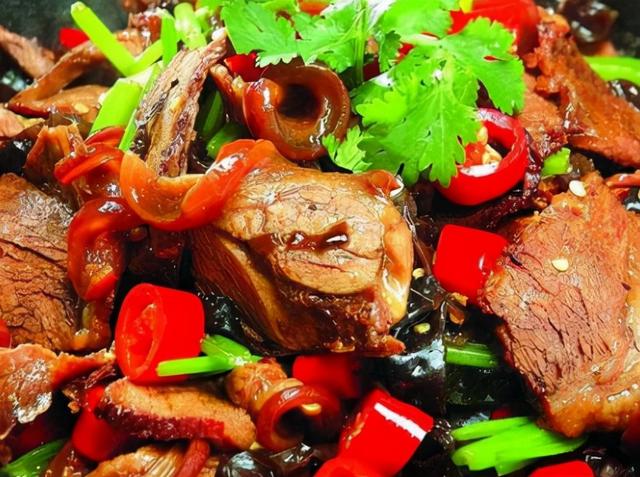 今年气温提前下降，孩子吃干锅菜，可以御寒保暖