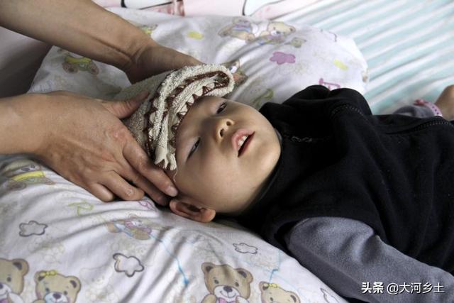 男童突然发病确诊重症，爸爸借故外出，耳聋妈妈独自带他艰难求医