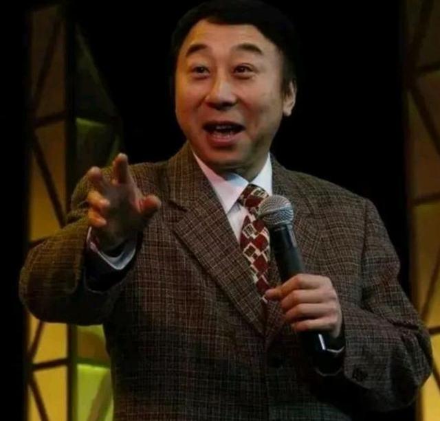 冯巩回家过中秋，家里装修简单朴素，外孙女罕出镜与其长相相似