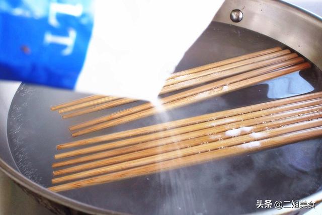 新买的筷子第一次用怎么处理（新买的筷子第一次用怎么处理异味）