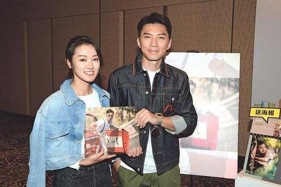 TVB视帝新剧中与两小花旦对戏，正牌女友扮下属全程“监督”