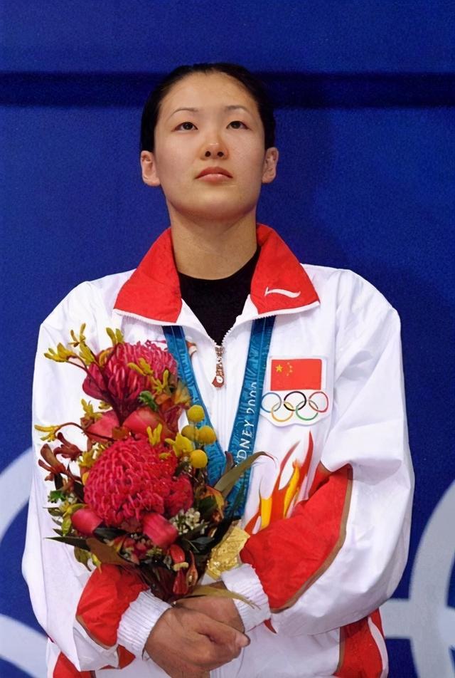 伏明霞离了郭晶晶被丈夫打了