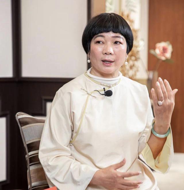 马秀慧：20岁为爱私奔，怀孕催债被羞辱，靠卖灯具起家后赚190亿