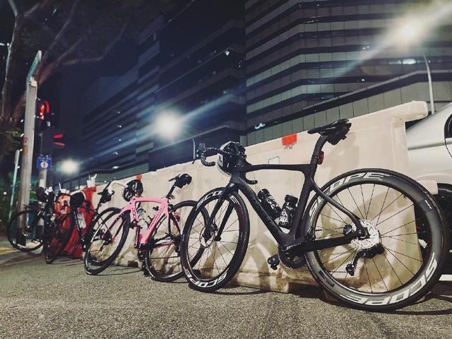 林俊杰发夜骑照片，定位新加坡，澄清不是福建疫情疑似源头林某杰