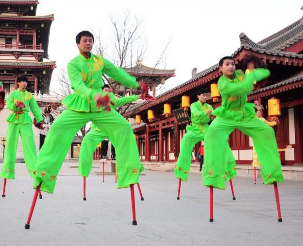 由专业的踩高跷人士来表演这个难度较高的技艺,比如,在东北农村地区