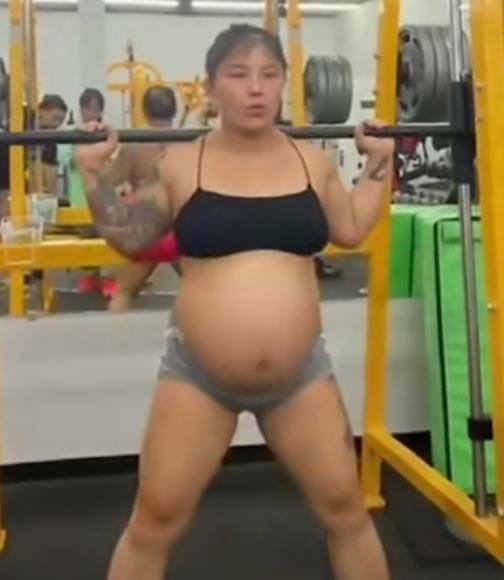 孕妇挺9个月巨肚健身！深蹲引体向上一个不落 孕期健身 第2张