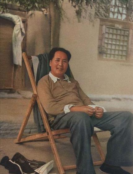 伪军中将给粟裕送了盒烟，粟裕发现不对大喊：部队集合，电台关闭