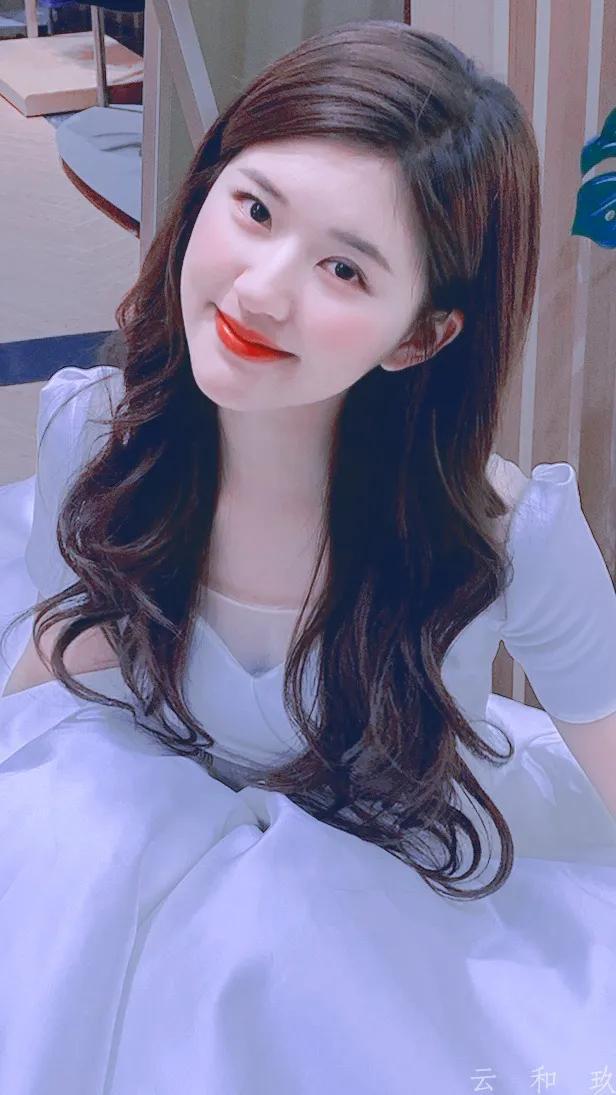 赵露思写真赵露思写真礼服