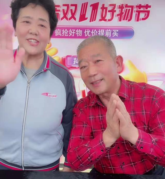 67岁生宝宝：爸爸再次直播，被人质疑用孩子赚钱，应该多陪孩子