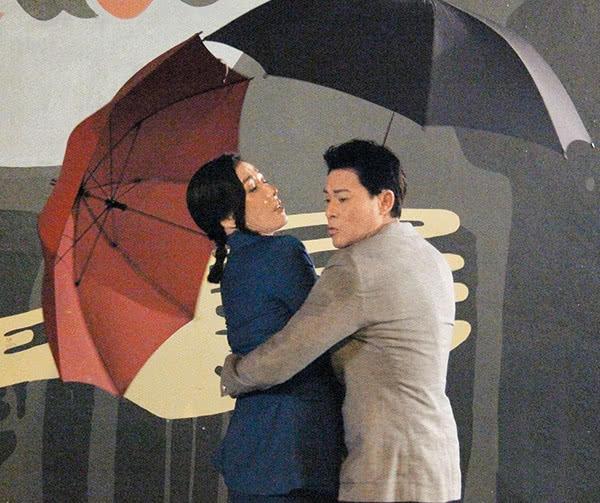 即使已和TVB解约，当红花旦仍帮忙拍完《法证先锋4》雨中戏！