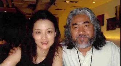 一婚净身出户、二婚为争3亿大打出手，他还能给三婚小娇妻开公司