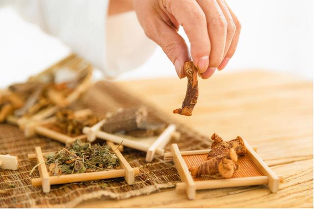 肝癌腹水难消，只能反复抽腹水？老中医经验分享，应对顽固腹水