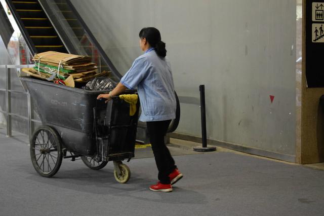 河南一保洁捡23万手镯，失主索要被拒后报警，保洁：给我2万就还