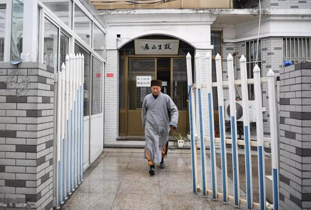 释永信为何被质疑？把他和道禄法师放在一起看，答案就出来了