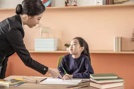 李玫瑾：孩子三岁之前，要有恩于他，三岁之后，要立威于他