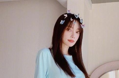 李小璐整容:李小璐与朋友聚餐，下巴突兀被疑又整容，戴定制项链镶满耀眼钻石