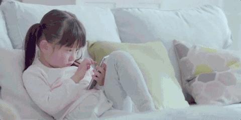 「记者曝光」家长不让孩子玩手机对吗——不让孩子玩手机是家长的错