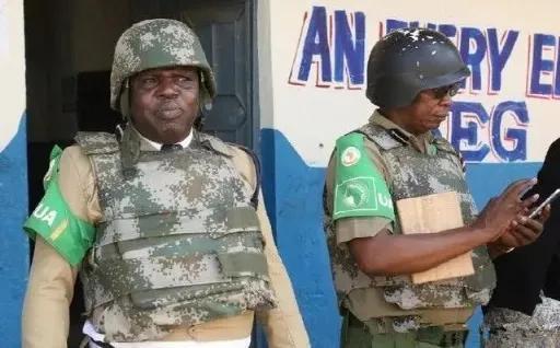 你拿着AK47的外卖小哥和非洲校友