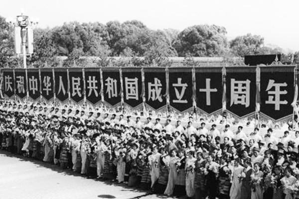 1959年，人民大会堂建成后首次国宴，宴会厅天花板上为何藏了50人