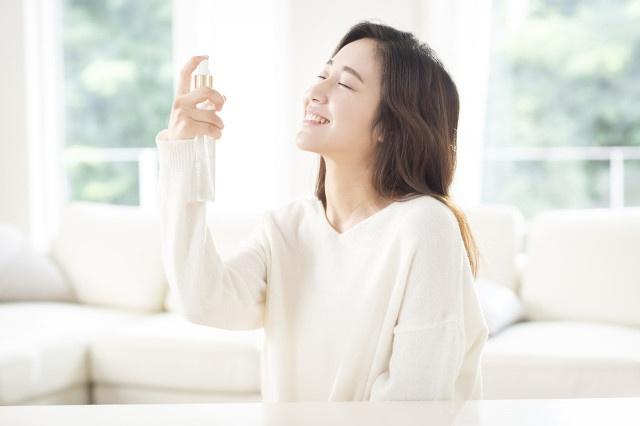 拿身体乳涂在脚上拿塑料包着