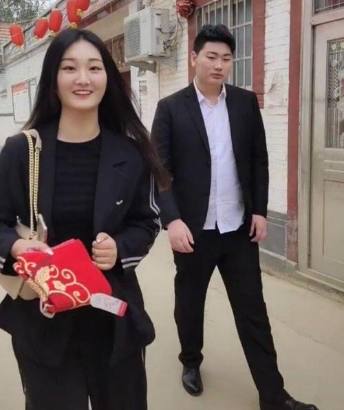 大衣哥儿媳妇当网红抖音一天涨粉三十万