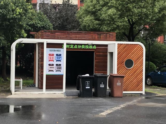 饮料罐扔进破碎机