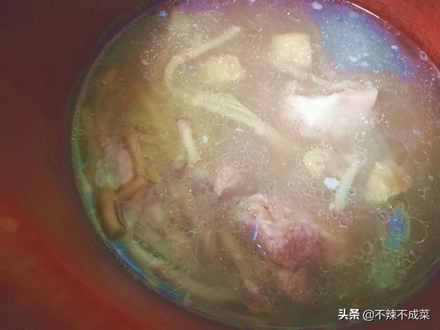 排骨煲鱼腥草有什么功效及禁忌 鱼腥草炖排骨吃了什么好处