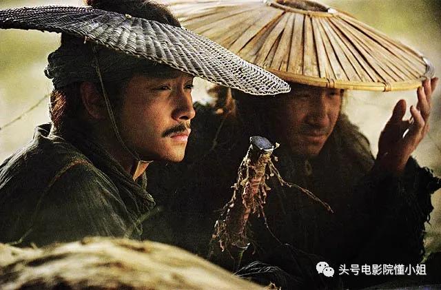 这里的张国荣,是"西毒"欧阳锋,梁家辉是"东邪"黄药师,梁朝伟是盲武士