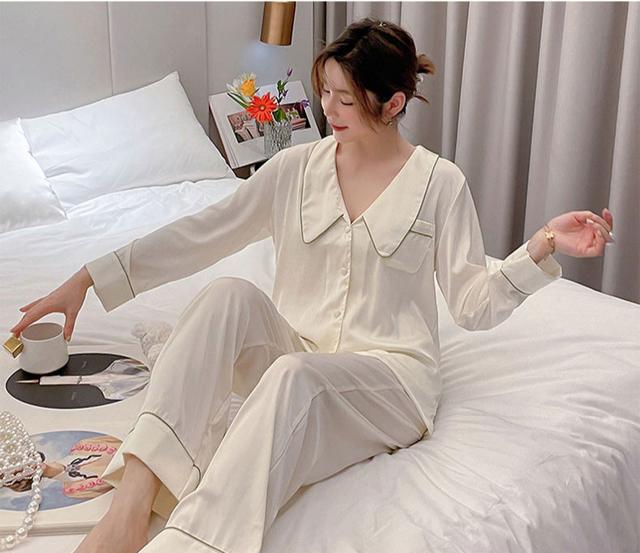 女生穿睡衣擦身体乳